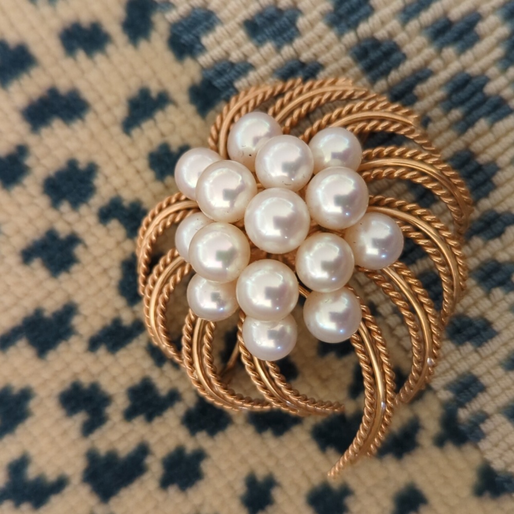 Vintage 12k Gold and Pearl Brooch. Most likely 1950s.